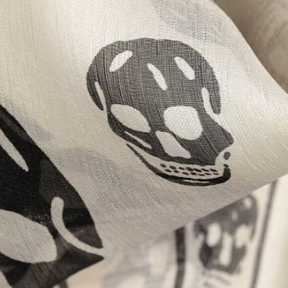 ALEXANDER MCQUEEN Black & Cream 100% Silk Scarf - NEW - Picture 2 of 2